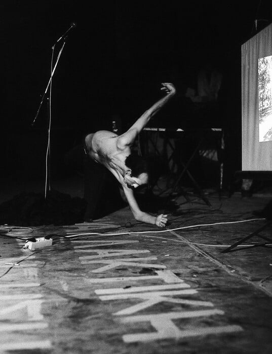 «Έγχρωμη τιβί, ασπρόμαυρη ζωή – φωτογραφικές σημειώσεις από τη δεκαετία του ’80»