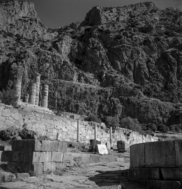 Το απολλώνιο φως των Δελφών με το φακό του Robert McCabe