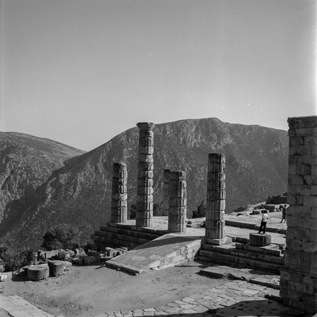 Το απολλώνιο φως των Δελφών με το φακό του Robert McCabe