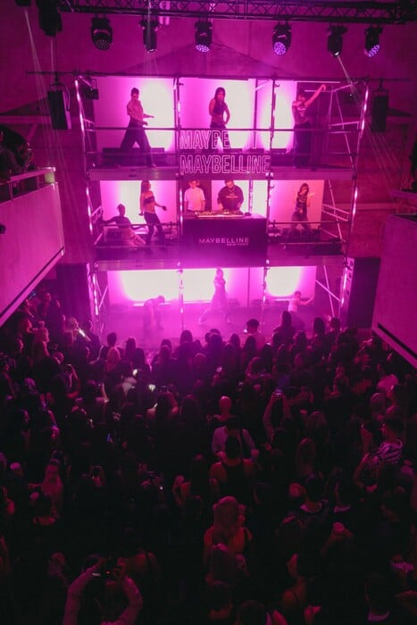 Maybe Burgers & Co.: Maybelline και Ελένη Φουρέιρα στο πιο hot speakeasy experience