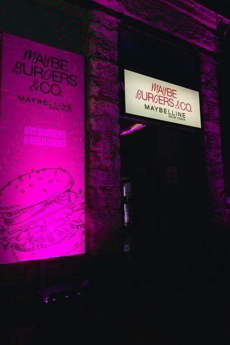 Maybe Burgers & Co.: Maybelline και Ελένη Φουρέιρα στο πιο hot speakeasy experience
