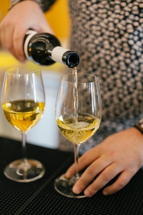 Philip Glass: Ένα wine bar χωμένο στην Πανόρμου