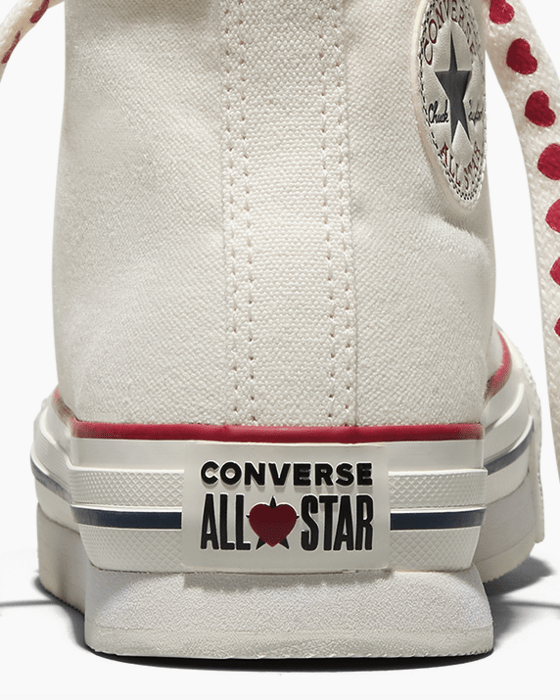 «Chucks in Love»: Η Converse γιορτάζει την ημέρα του Αγίου Βαλεντίνου με μια joyful συλλογή