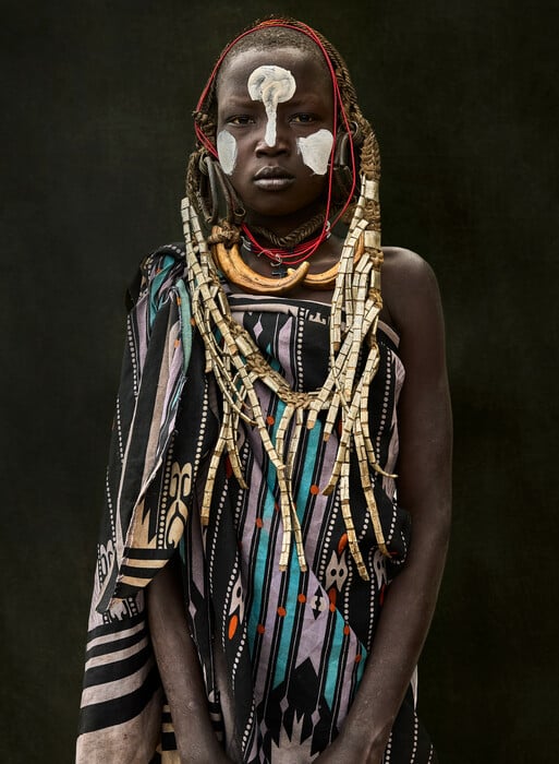 Costas Coutayar: Φωτογράφος. Γεννήθηκε στο Κερατσίνι, ζει στο Κολωνάκι.