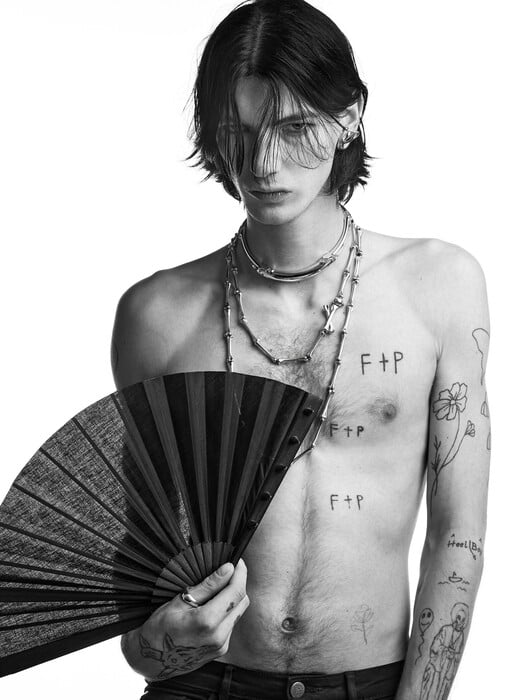 Costas Coutayar: Φωτογράφος. Γεννήθηκε στο Κερατσίνι, ζει στο Κολωνάκι.