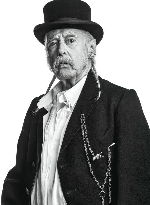 Costas Coutayar: Φωτογράφος. Γεννήθηκε στο Κερατσίνι, ζει στο Κολωνάκι.