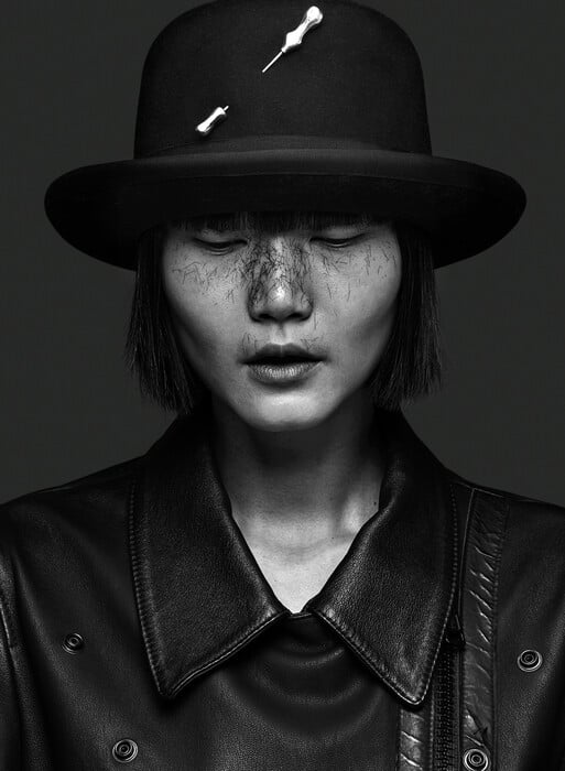 Costas Coutayar: Φωτογράφος. Γεννήθηκε στο Κερατσίνι, ζει στο Κολωνάκι.