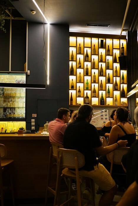 ΕΠΕΞ Βόλτα στα 10 καλύτερα wine bars της Αθήνας