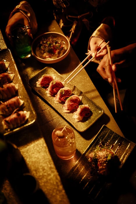 Ghost Sake Bar: Το πιο θελκτικό «φάντασμα κάτω από την πιο θορυβώδη πλατεία 