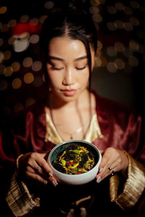 Ghost Sake Bar: Το πιο θελκτικό «φάντασμα κάτω από την πιο θορυβώδη πλατεία 