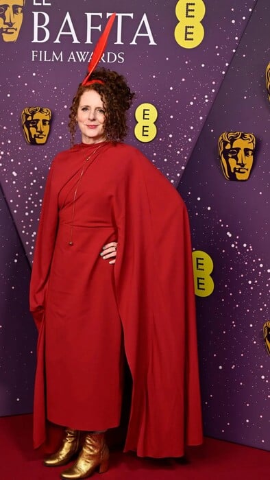 Οι σταρ στο κόκκινο χαλί των Baftas 2026: Πολ Μασκάλ, Λεονάρντο ντι Κάπριο, Τζέσι Μπάκλεϊ