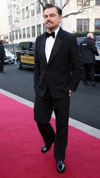 Οι σταρ στο κόκκινο χαλί των Baftas 2026: Πολ Μασκάλ, Λεονάρντο ντι Κάπριο, Τζέσι Μπάκλεϊ