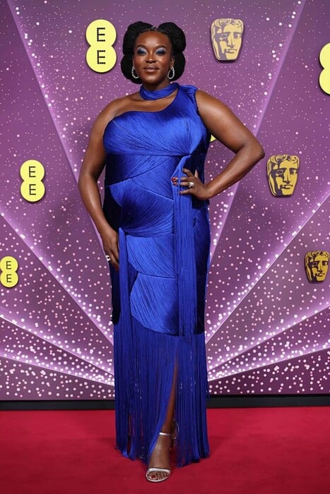 Οι σταρ στο κόκκινο χαλί των Baftas 2026: Πολ Μασκάλ, Λεονάρντο ντι Κάπριο, Τζέσι Μπάκλεϊ