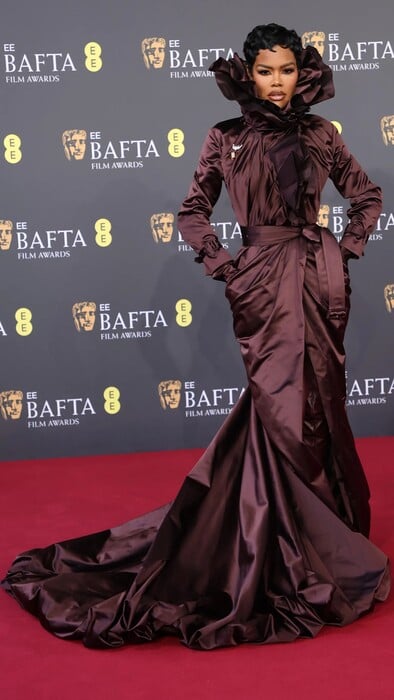 Οι σταρ στο κόκκινο χαλί των Baftas 2026: Πολ Μασκάλ, Λεονάρντο ντι Κάπριο, Τζέσι Μπάκλεϊ