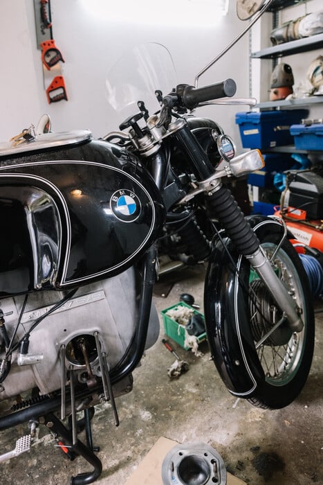 Ένα σπίτι με γάτες και μηχανές / Ένα σπίτι που νιαουρίζει και μαρσάρει