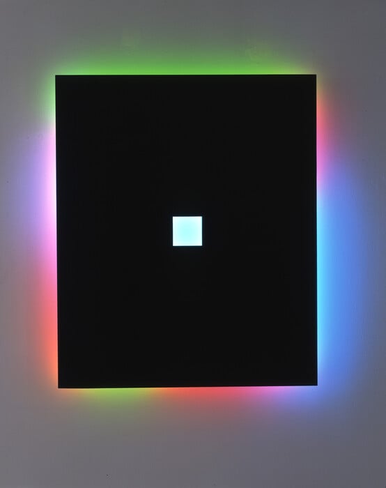 Μια έκθεση που τιμά τον Stephen Antonakos, έναν μεγάλο καλλιτέχνη της διασποράς