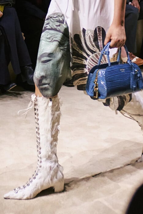 Μιλάνο 2026: Το στριπτίζ της Prada και μινιμαλισμός με ψυχή σε Marni και Jil Sander