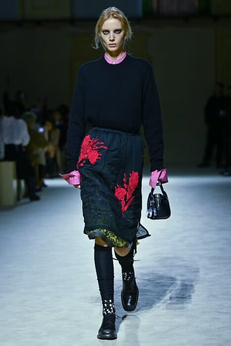 Μιλάνο 2026: Το στριπτίζ της Prada και μινιμαλισμός με ψυχή σε Marni και Jil Sander