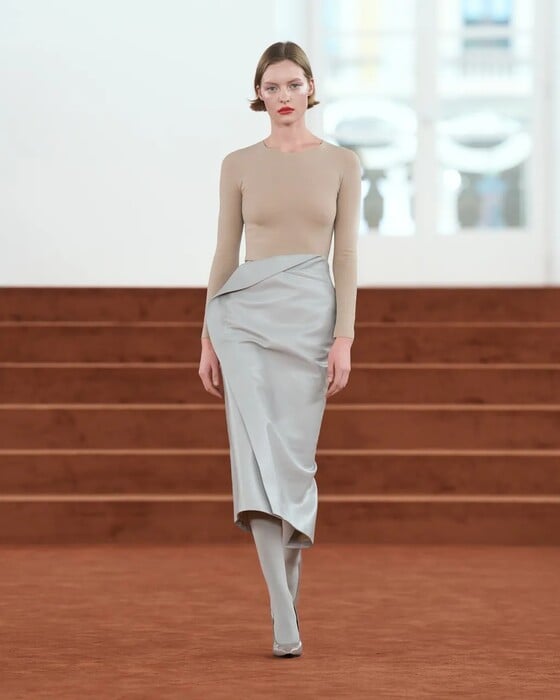 Μιλάνο 2026: Το στριπτίζ της Prada και μινιμαλισμός με ψυχή σε Marni και Jil Sander