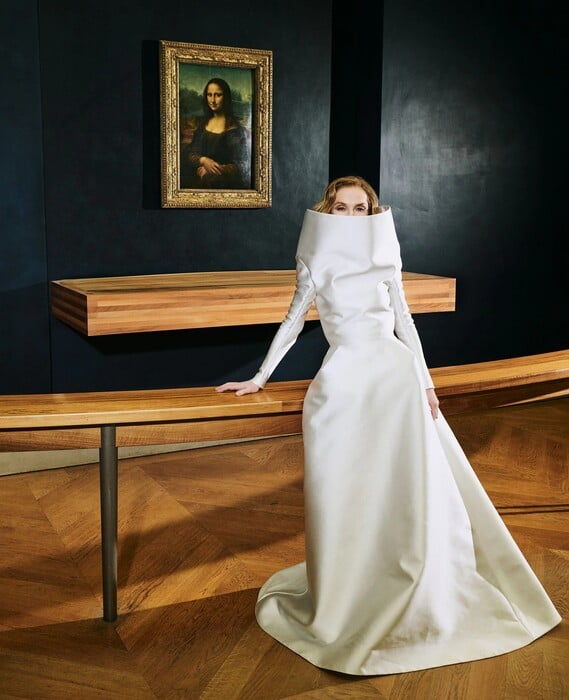 Η Ιζαμπέλ Ιπέρ μπαίνει στο Λούβρο σαν να ανήκε πάντα εκεί