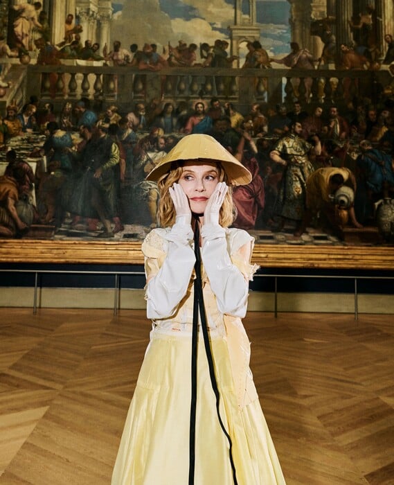 Η Ιζαμπέλ Ιπέρ μπαίνει στο Λούβρο σαν να ανήκε πάντα εκεί