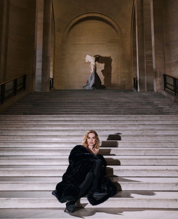 Η Ιζαμπέλ Ιπέρ μπαίνει στο Λούβρο σαν να ανήκε πάντα εκεί