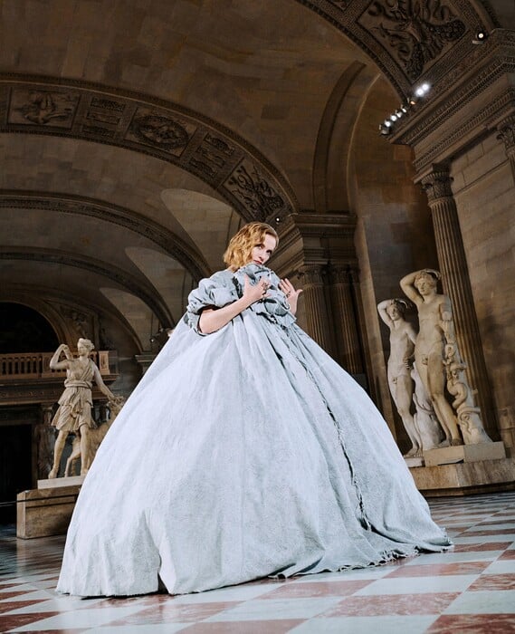 Η Ιζαμπέλ Ιπέρ μπαίνει στο Λούβρο σαν να ανήκε πάντα εκεί