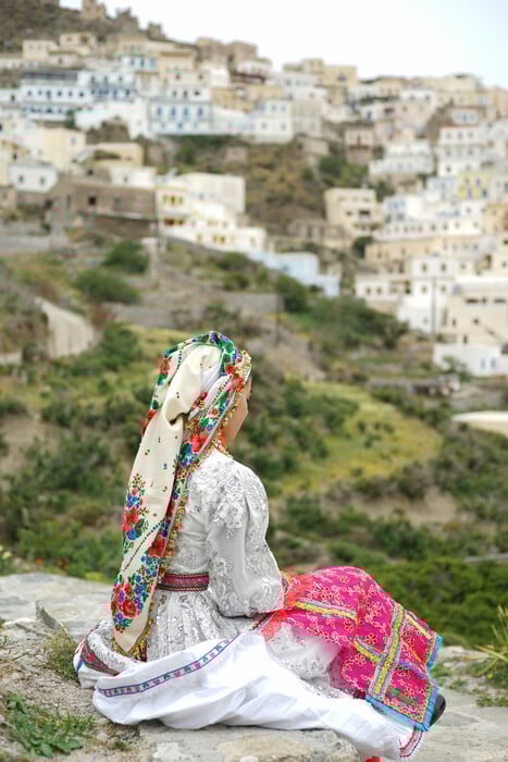 Γιατί ’ναι μαύρα τα βουνά;