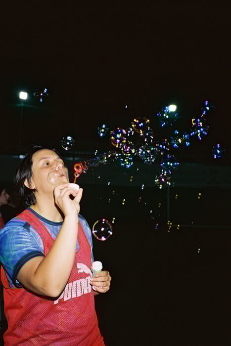 Ο τρυφερός, αναλογικός κόσμος της Ληλένας Μαρίνου