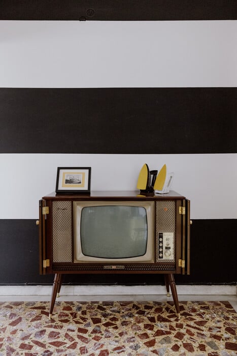 Ένα σπίτι που δεν κρύβεται/Ένα ηλιόλουστο ρετιρέ με vintage ψυχή