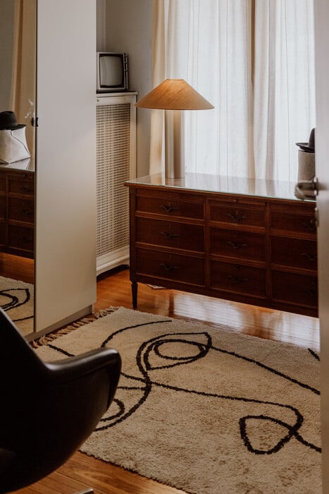 Ένα σπίτι που δεν κρύβεται/Ένα ηλιόλουστο ρετιρέ με vintage ψυχή