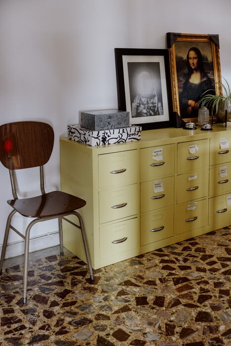 Ένα σπίτι που δεν κρύβεται/Ένα ηλιόλουστο ρετιρέ με vintage ψυχή