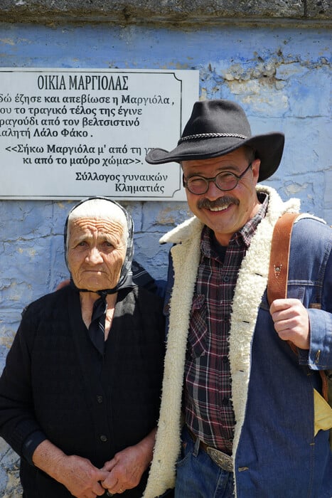 Γιατί ’ναι μαύρα τα βουνά;