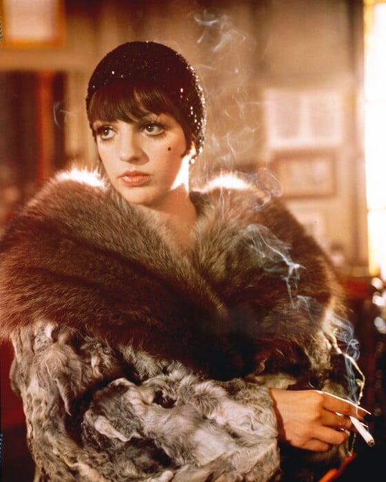 Το εκθαμβωτικό ερείπιο μιας ολόκληρης ζωής: η Λάιζα Μινέλι και το μεγάλο καμπαρέ των απομνημονευμάτων της