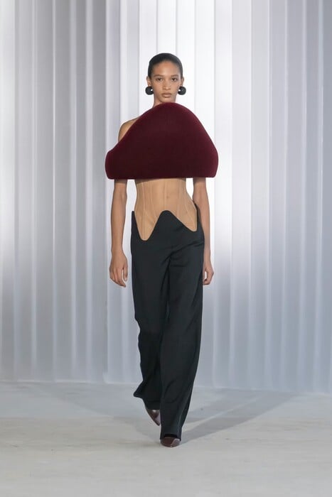 Licence to Play Ή Παίζοντας (σκληρά) με τη μόδα.