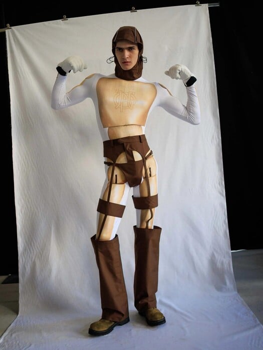 Licence to Play Ή Παίζοντας (σκληρά) με τη μόδα.