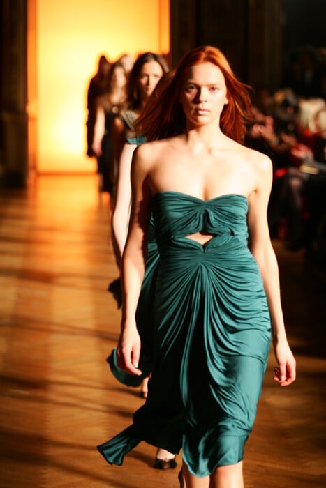 «Είσαι ό,τι φοράς», μια έκθεση για την τέχνη και το ρούχο στον 21ο αιώνα