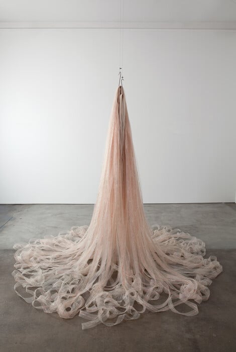 «Είσαι ό,τι φοράς», μια έκθεση για την τέχνη και το ρούχο στον 21ο αιώνα