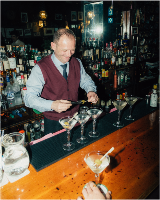 Οι όμορφες, μικρές στιγμές της Αθήνας με τη ματιά του Ντάγκλας Μάρτιν Έβελι