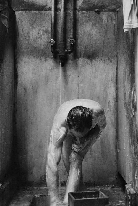 Γκάζι 1982-1984: Οι φωτογραφίες του Νίκου Μάρκου από το παλιό εργοστάσιο εκτίθενται ξανά