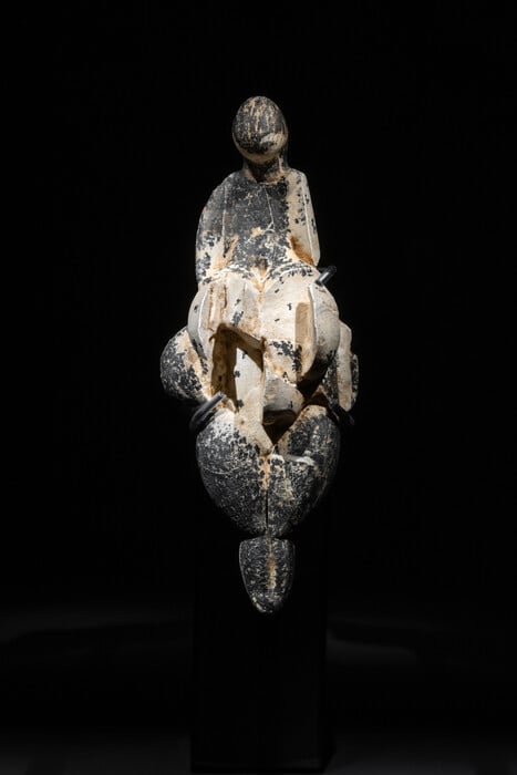 Ο Τζεφ Κουνς συζητά με Έλληνες δημοσιογράφους στο Μουσείο Κυκλαδικής Τέχνης