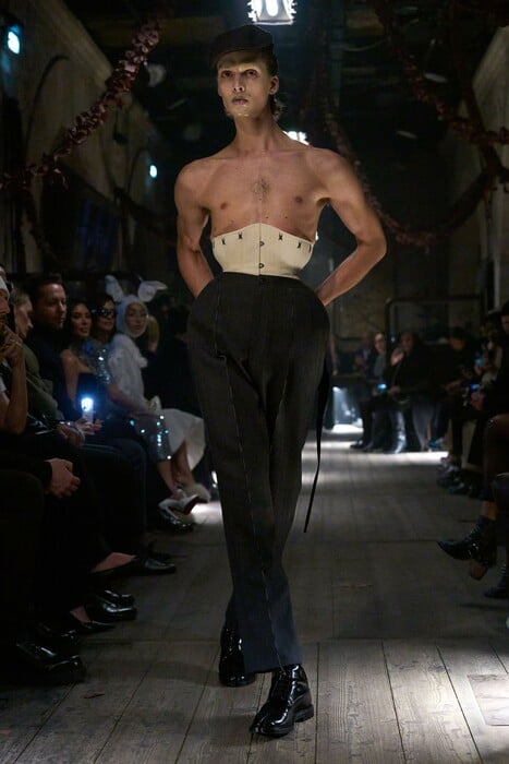 H νέα μόδα, ανάμεσα στην πολυτέλεια και το ευρύ κοινό.