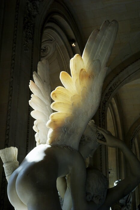 Για όλα όσα η ζωή δεν κατάφερε να θάψει: Η άγρια οδύνη του κόσμου της Nan Goldin απλώνεται στο Παρίσι