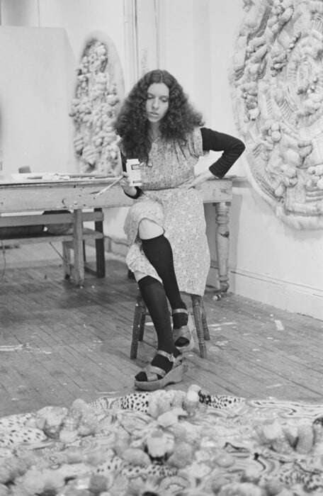 Οι αιχμηρές λέξεις και οι καθηλωτικές εικόνες της Μπάρμπαρα Κρούγκερ