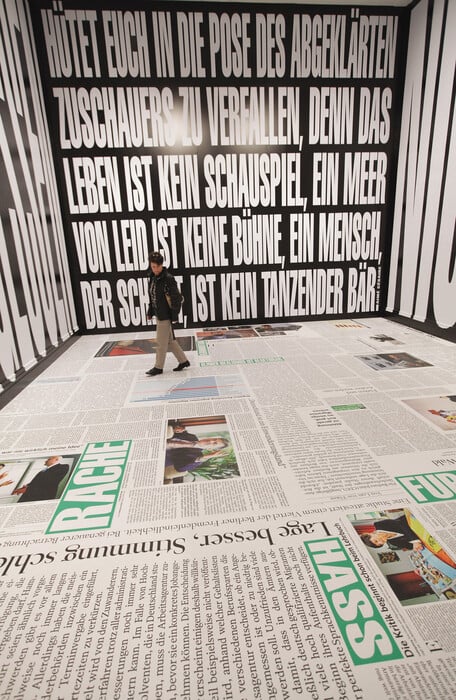 Οι αιχμηρές λέξεις και οι καθηλωτικές εικόνες της Μπάρμπαρα Κρούγκερ