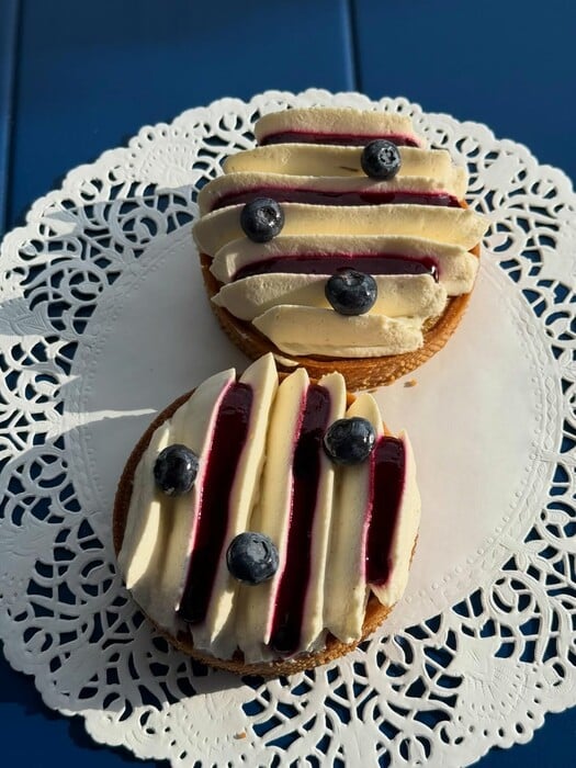 Λαχταριστές τάρτες της πόλης με φράουλες και berries