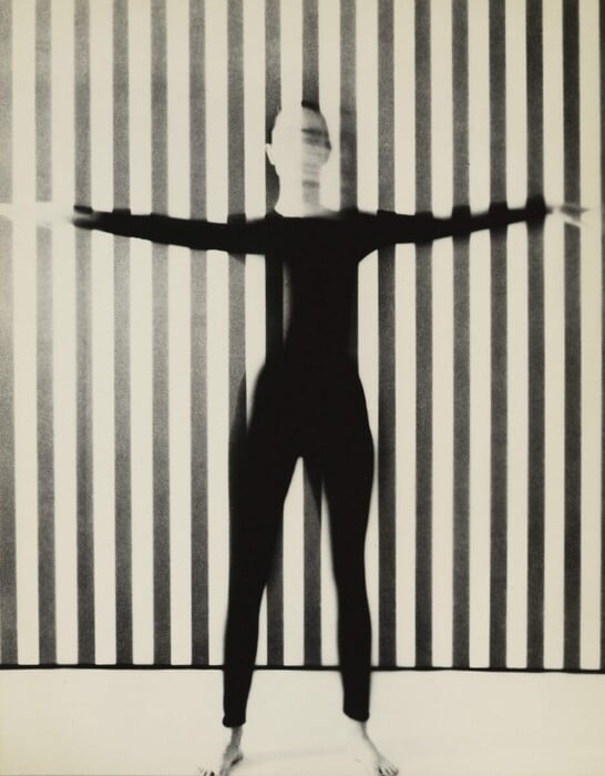 Η γυναίκα που έκανε τη μόδα να μοιάζει με σκιά