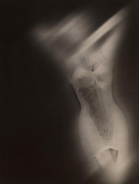 Η γυναίκα που έκανε τη μόδα να μοιάζει με σκιά