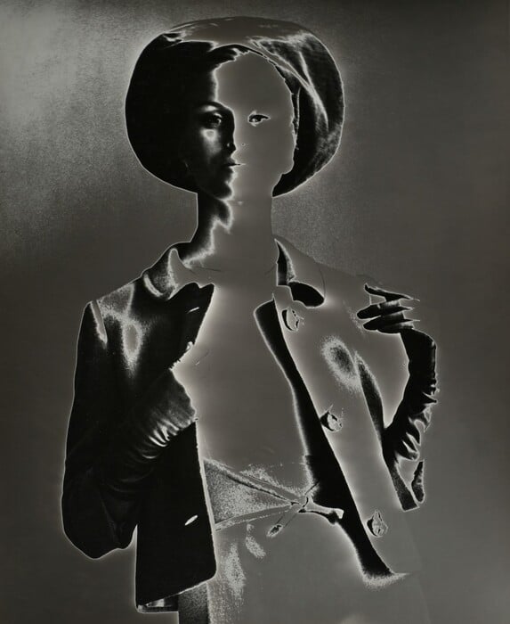 Η γυναίκα που έκανε τη μόδα να μοιάζει με σκιά