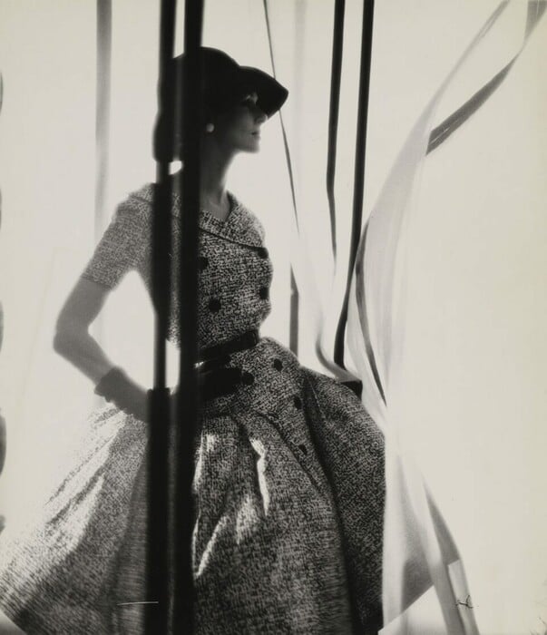 Η γυναίκα που έκανε τη μόδα να μοιάζει με σκιά